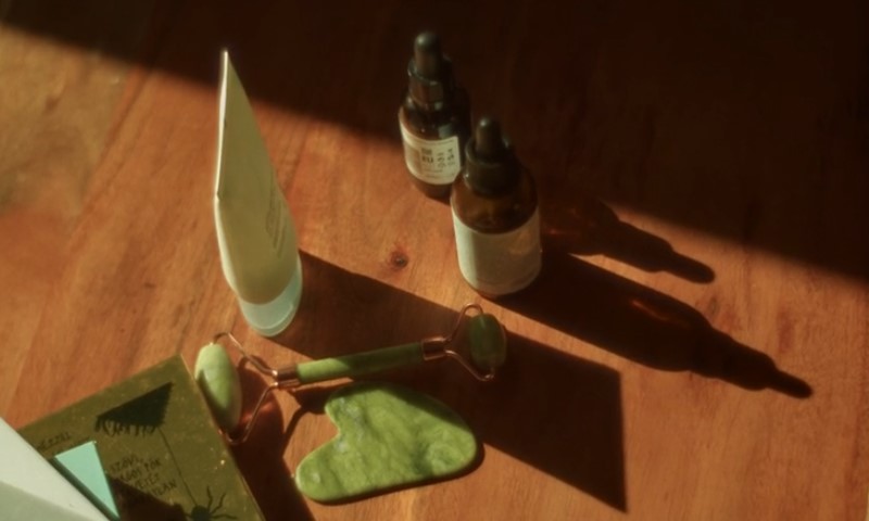 Bočice prirodnog biljnog ulja na drvenoj podlozi