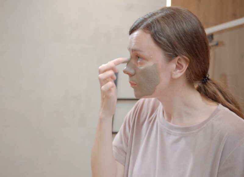 devojka stavlja masku za lice