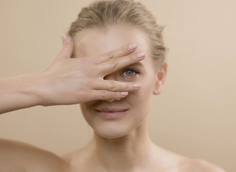 devojka drži ruku preko lica