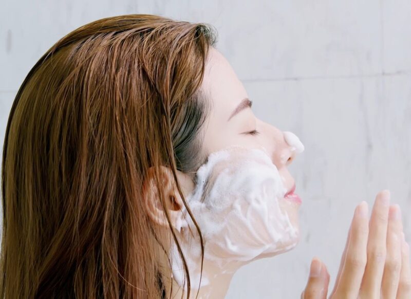 devojka umiva lice sa penom