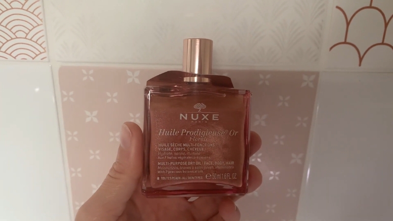 Osoba drži Huile Prodigieuse Or ulje