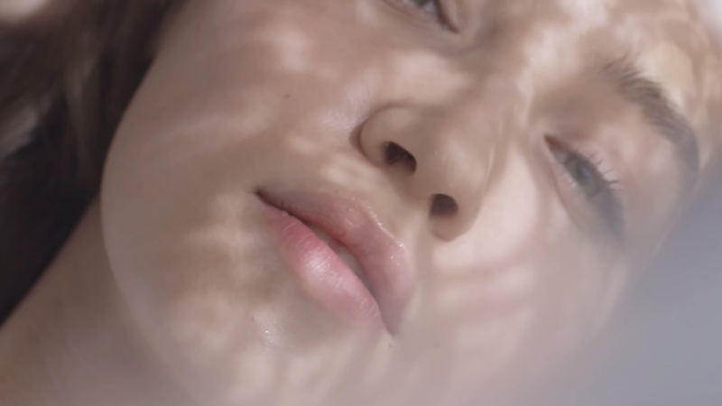 Krupni kadar ženskih usana sa blagim suvim delovima kože