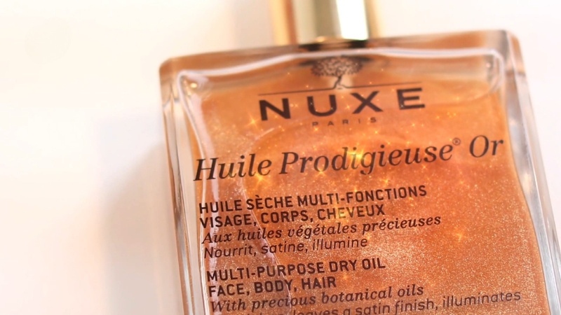 Krupan kadar bočice Nuxe Huile Prodigieuse Or ulja sa vidljivim zlatnim česticama u tečnosti
