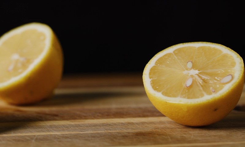 Kriške limuna na dasci za sečenje