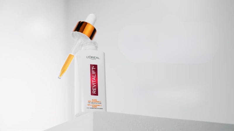 Bočica L'Oréal Paris Revitalift Clinical Vitamin C seruma sa pipetom na svetloj, minimalističkoj pozadini