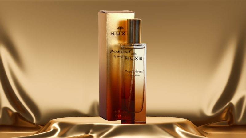 Bočica i kutija Prodigieux le parfum postavljene su na zlatnoj podlozi sa elegantnom pozadinom