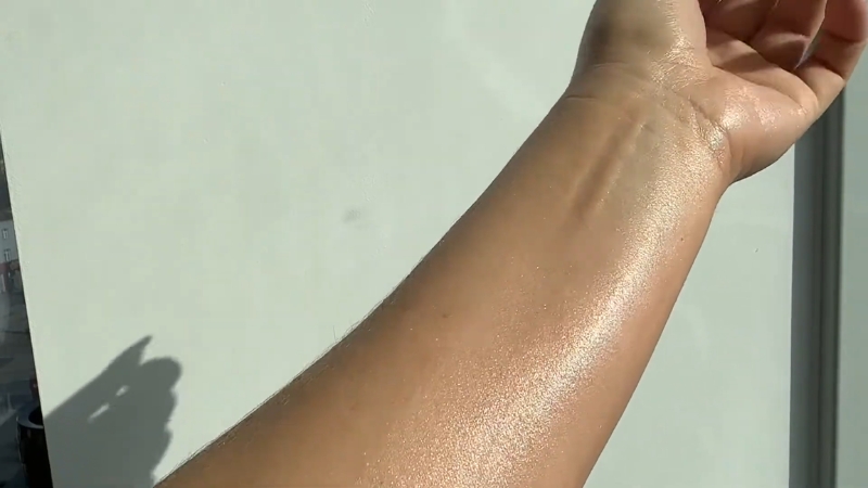 Podlaktica na dnevnom svetlu sa vidljivim zlatnim sjajem na koži nakon nanošenja Huile Prodigieuse Or ulja