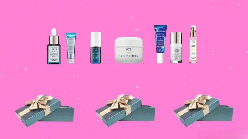 Kozmetički proizvodi za negu lica iznad tri upakovana poklon paketa na roze pozadini